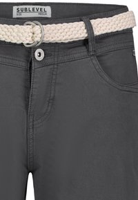 Sublevel FEINE BERMUDA MIT FLECHTGÜRTEL - Denim shorts - dunkelgrau