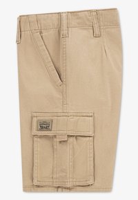 Καφέ cargo σορτς από ανθεκτικό ύφασμα, με πολλαπλές τσέπες, ετικέτα και ζώνη μέσης με θηλιές για ζώνη για επιπλέον στήριξη.