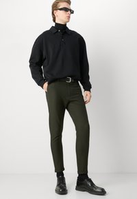 Les Deux COMO PANTS SEASONAL - Chino hlače - deep forest/charcoal