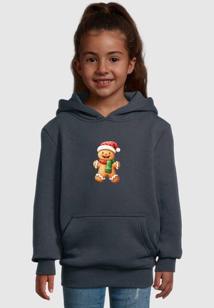 Tmavě šedá mikina s kapucí, která má přední kapsu a grafiku z gingerbread muže s vánoční čepicí a zeleným šátkem. Měkká textura.