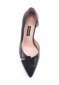 Chaussure noire en cuir à talons hauts avec des côtés découpés et un bout pointu. Semelle intérieure beige naturel avec l'étiquette "NINE WEST" visible.