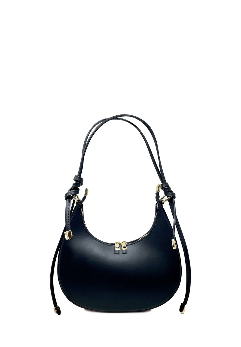 Námořnická kožená kabelka na rameno s zakřiveným tvarem, se dvěma zipovými uzávěry a akcenty zlatého kovu. Dvě nastavitelné, spletené popruhy.