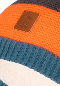 Dziana czapka beanie z pomarańczowymi, granatowymi i szarymi paskami, z miękkim białym paskiem z polaru. Posiada skórzaną łatę w kolorze brązowym z graficznym detalem.