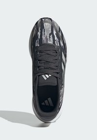 Sportschuhe mit einem schwarz-grauen gemusterten Obermaterial, featuring Schnürsenkel, einem gepolsterten Kragen und einer weißen Sohle. Drei-Streifen-Logo an der Seite.