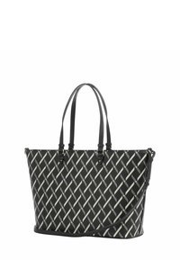 Bolso negro de tejido con un patrón geométrico en plata. Incluye dos asas para hombro y una correa cruzada desmontable. Forma estructurada.