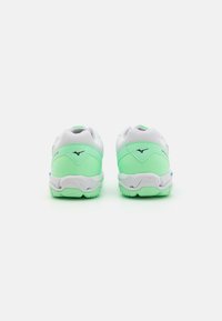 Grüne und weiße Sportschuhe mit einem strukturierten Mesh-Obermaterial, gepolstertem Sohle und schwarzen Logo-Akzenten an der Ferse. Rückansicht.