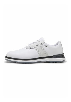Scarpe da golf bianche con pelle liscia, perforazioni sottili, accenti neri sulla suola e suola grigia. Lacci e un logo laterale brandizzato.