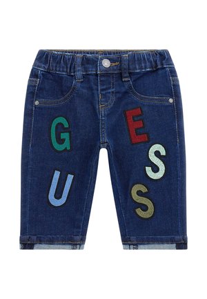 Ciemnoniebieskie dziecięce szorty dżinsowe z kolorowymi literami tworzącymi napis "GUESS" na przednich nogawkach i elastycznym pasem.