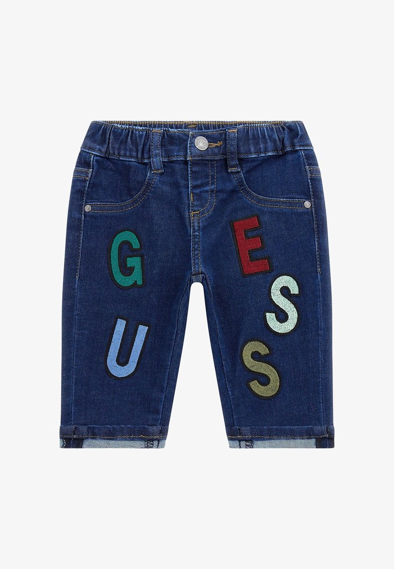 Short en denim bleu foncé pour enfants avec des lettres colorées formant "GUESS" sur les jambes avant et une taille élastique.