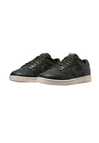 Nike-Sneaker in Dunkelgrün, mit einem Obermaterial aus glattem Leder, Schnürung vorne und einer hellbeigen Gummisohle mit strukturiertem Grip.