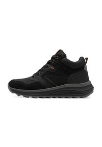 Scarpe da ginnastica nere con tomaia in mesh e suede, collo imbottito, chiusura con lacci e suola in gomma testurizzata per una migliore aderenza.