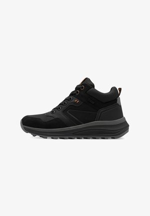 Scarpe da ginnastica nere con tomaia in mesh e suede, collo imbottito, chiusura con lacci e suola in gomma testurizzata per una migliore aderenza.