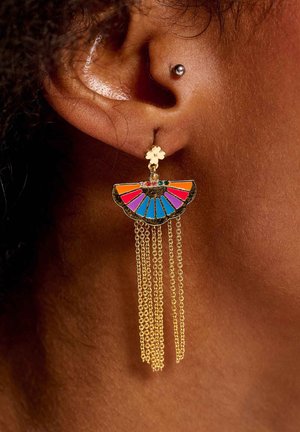 Goldfarbene Ohrringe mit einem fächerförmigen Design, das aus mehrfarbigen Segmenten (Orange, Pink, Blau) und herabhängenden goldenen Ketten besteht.