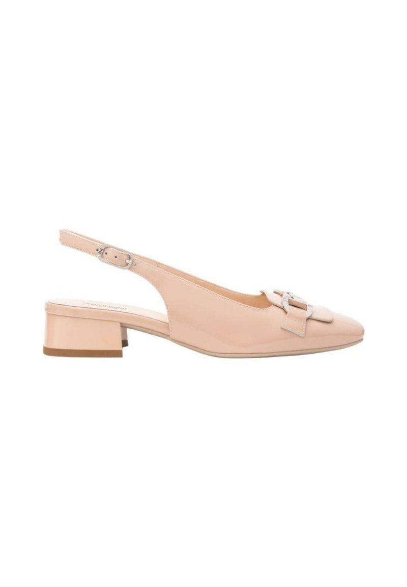 Scarpa slingback in pelle verniciata beige con tacco medio-basso, punta affusolata, dettaglio con fibbia e lati con tagli per un tocco di design in più.