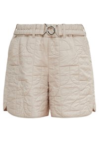 Shorts matelassés beige avec taille haute élastique et ceinture à boucle circulaire argentée, présentant un motif géométrique embossé subtil et des fentes latérales.