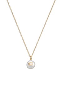 Gouden ketting met een ronde, glanzende parelhanger met een verhoogde gouden "C." De ketting heeft een in elkaar grijpend ontwerp.