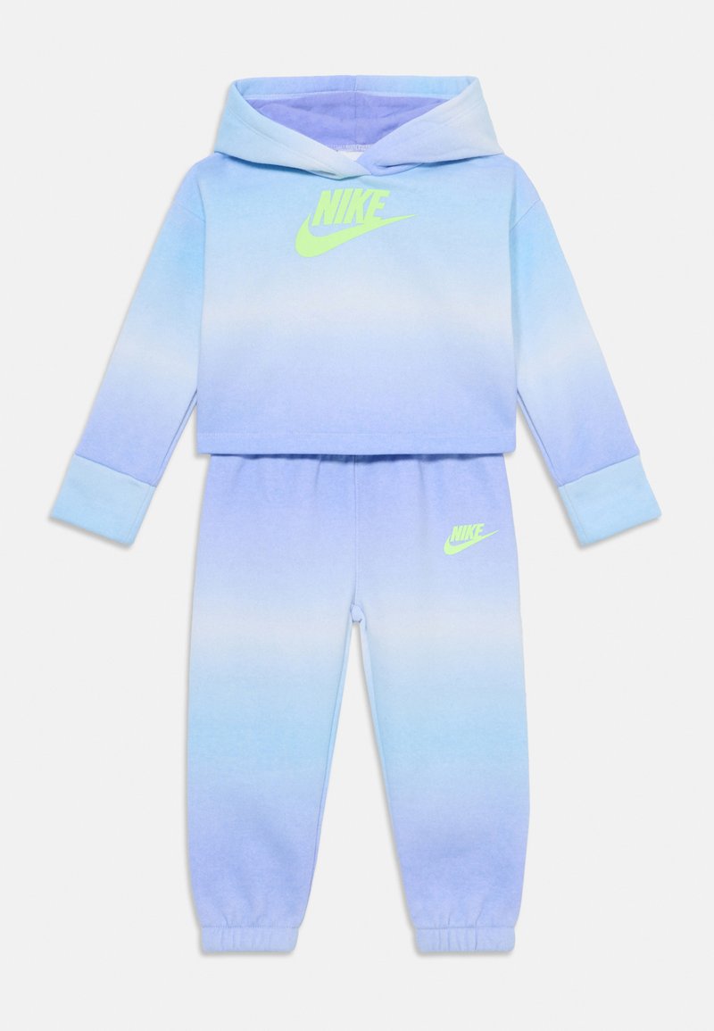 Sudadera Nike de color azul degradado con capucha y joggers a juego; hecha de suave algodón, presenta puños elásticos y acentos de logotipo en neón vibrante.