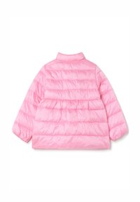 Rosa Pufferjacke mit hohem Kragen, ausgestattet mit gesteppten Abschnitten und einer glänzenden, glatten Textur. Lange Ärmel und ein verkürztes Design.