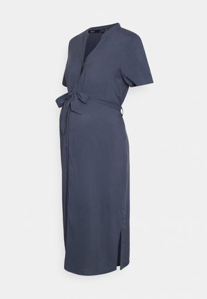 Robe de maternité bleu marine à manches courtes, boutons sur le devant, fente latérale et ceinture en tissu nouée au-dessus du ventre.
