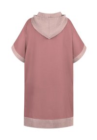 Rosa Kapuzenrobe mit kurzen Ärmeln und strukturiertem Stoff, ausgestattet mit einem kontrastierenden hellbeigen Saum an den Ärmeln und dem Rand.