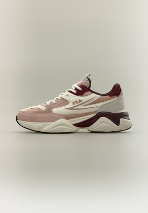 Vista laterale di una sneaker FILA in rosa, bianco e granata con suola spessa e design con lacci su sfondo semplice.