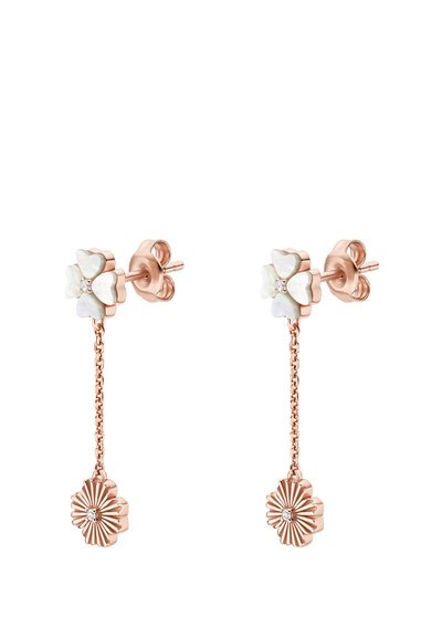 Øreringe i rosaguld med blomsterdesigns. Øverste del med hvide blomster motiver og en lille ædelsten; nederste del har en ribbet blomster vedhæng.