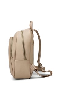 Zaino in pelle beige con doppie tasche con zip, spallacci regolabili e una texture liscia, di forma rettangolare.