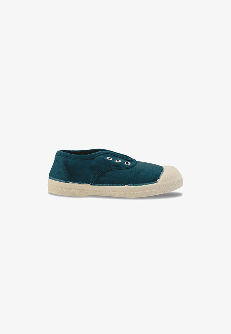 Sneaker en toile vert sarcelle foncé à enfiler avec semelle et embout en caoutchouc beige, doté de trois œillets métalliques sans lacets.