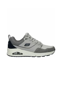 Sneaker da uomo in grigio chiaro e blu scuro. Realizzato in pelle e mesh, con collare imbottito, chiusura con lacci e ammortizzazione visibile nella suola.