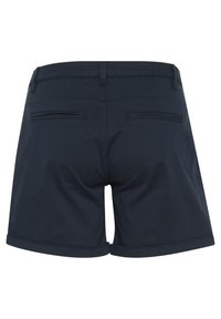 Tumedad sinised lühikesed püksid, millel on sile tekstuur, volditud äär ja kaks tagataskut, mõeldud igapäevaseks kandmiseks.