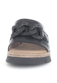 Černé skluzavkové sandály s texturovaným tkaným řetězovým detailem na popruhu, neutrální stélkou a silnou, pevnou podrážkou s jutovými akcenty.