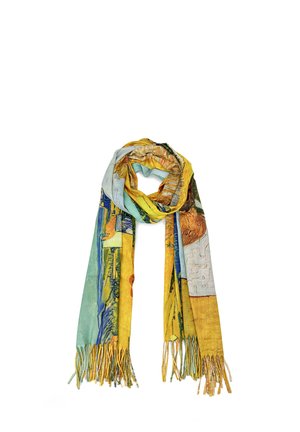 Scarf stampato colorato con diverse tonalità di giallo, blu e verde. Lunghe con frange alle estremità, presenta motivi simili a opere d'arte in tutto il suo tessuto.