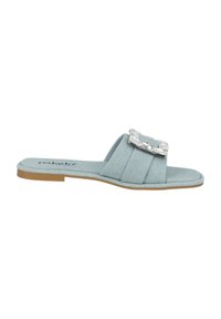 Lichtblauwe instapsandalen met een gestructureerde bovenkant, voorzien van drie verticale strepen en een decoratieve zilveren gespaccent. Tan zool.