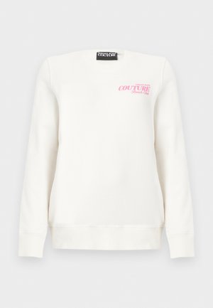 Sudadera blanca de manga larga con cuello redondo, texto rosa "COUTURE Beach Club" en el pecho izquierdo y etiqueta de Versace Jeans Couture en el cuello.