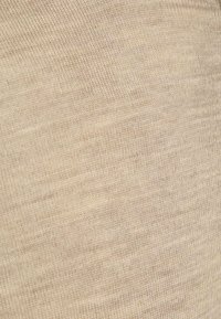 Beige-bruin gebreide stoftextuur met subtiele horizontale kleurvariaties en een fijn, strak stiksels patroon.