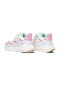Witte sportschoenen met roze en mintaccenten, textuur kunststoffen bovenkant, gevoerde kraag en verstelbare sluiting met band. Rubberen buitenzool.