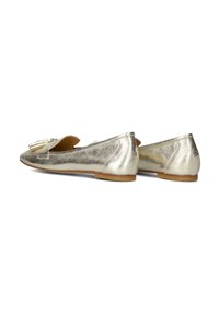 Metaalachtige gouden balletschoenen met een ronde teen, decoratieve strik en een gladde leren textuur. Platte, lichtgekleurde rubberen zool voor comfort.