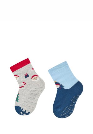 Paar rutschfeste Kind-Weihnachtssocken, eines grau mit Weihnachtsmann und Geschenken, eines blau mit Weihnachtsmann in einem Baum-Design.