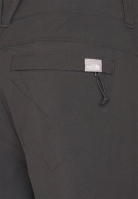 Donkergrijze broek met een zichtbare achterzak, voorzien van contrasterende stiksels en een klein merketiket van The North Face.
