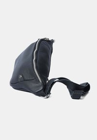 Borsa a tracolla in pelle nera con superficie texture, dettagli in cerniera argentata e tracolla regolabile. Design compatto con forma arrotondata.