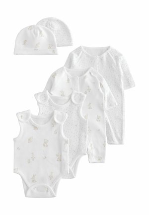 Set aus zwei weißen Babyhüten und vier weißen Babybodys und Schlafanzügen mit dezenten Tier- und Sternmotiven auf weißem Hintergrund.