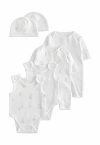 Hvidt baby tøj sæt med to hatte, to langærmede bodyer og to ærmeløse bodyer med beige dyre- og stjerneprint.
