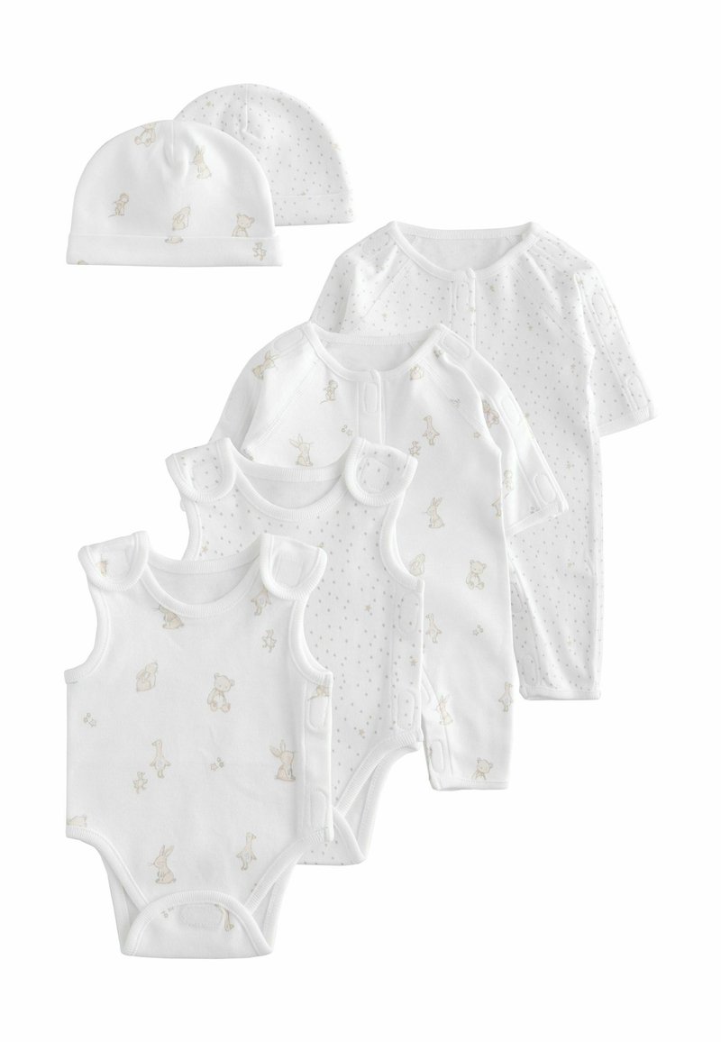 Hvidt baby tøj sæt med to hatte, to langærmede bodyer og to ærmeløse bodyer med beige dyre- og stjerneprint.