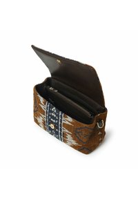 Borsa intrecciata marrone cuoio con motiv tribale blu e bianco. Si apre con un risvolto e una chiusura a scatto. All'interno presenta una tasca con zip.