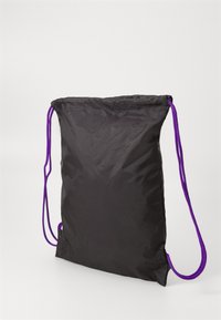 Saco de cordão preto feito de nylon, com alças de corda roxas. O saco tem uma forma retangular com uma textura suave.