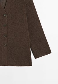 Cardigan marron tricoté à manches longues avec quatre boutons foncés et un design simple en tissu texturé.