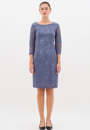 Spitzenkleid in sanftem Blau mit Dreiviertelärmeln und taillierter Silhouette. Blumenmuster-Überwurf mit glattem Futter und knielangem Saum.