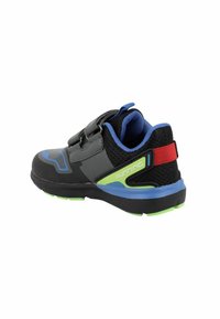 Scarpe da corsa nere con dettagli blu, parte superiore in rete, fasce regolabili e suola in gomma verde. La parte posteriore presenta un dettaglio rosso e il logo.