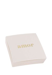 Fyraformad rosa ask med en slät yta. Har ordet "amor" i gyllene bokstäver på toppen. En enkel och ren design.