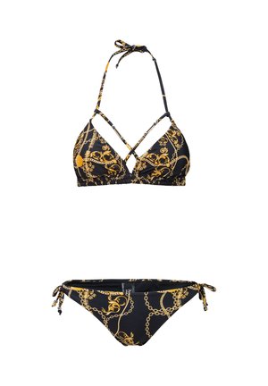 Zwarte bikini met gouden barokke ketting en krullenpatronen, haltertop met gekruiste bandjes en broekje met zijstrikjes.